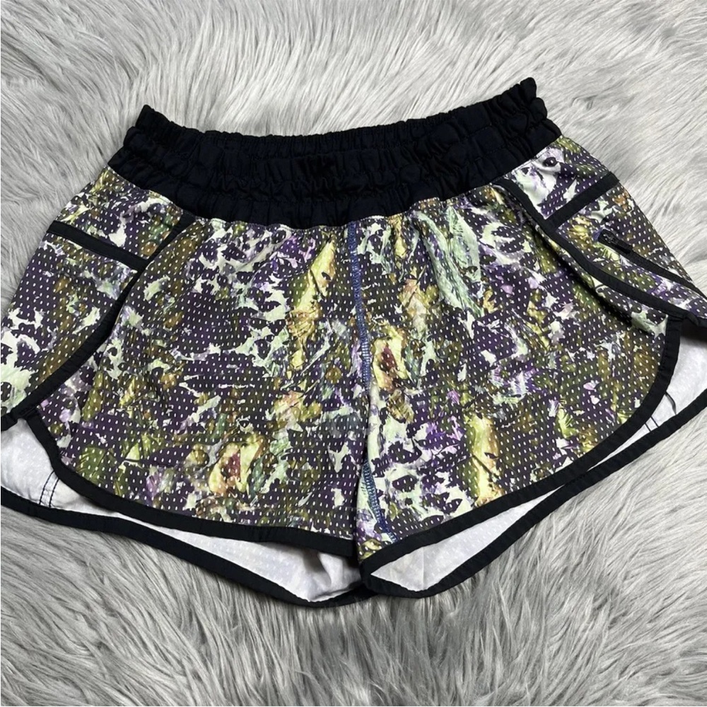 Lululemon Tracker Shorts III 4 Way Stretch Floral Sport White Multi Black